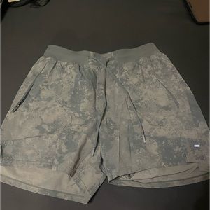 Lululemon license to train shorts size small green 5” inseam